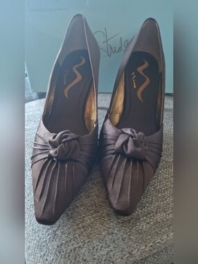 Nina Brown Satin Pointed-Toe Knot Pumps